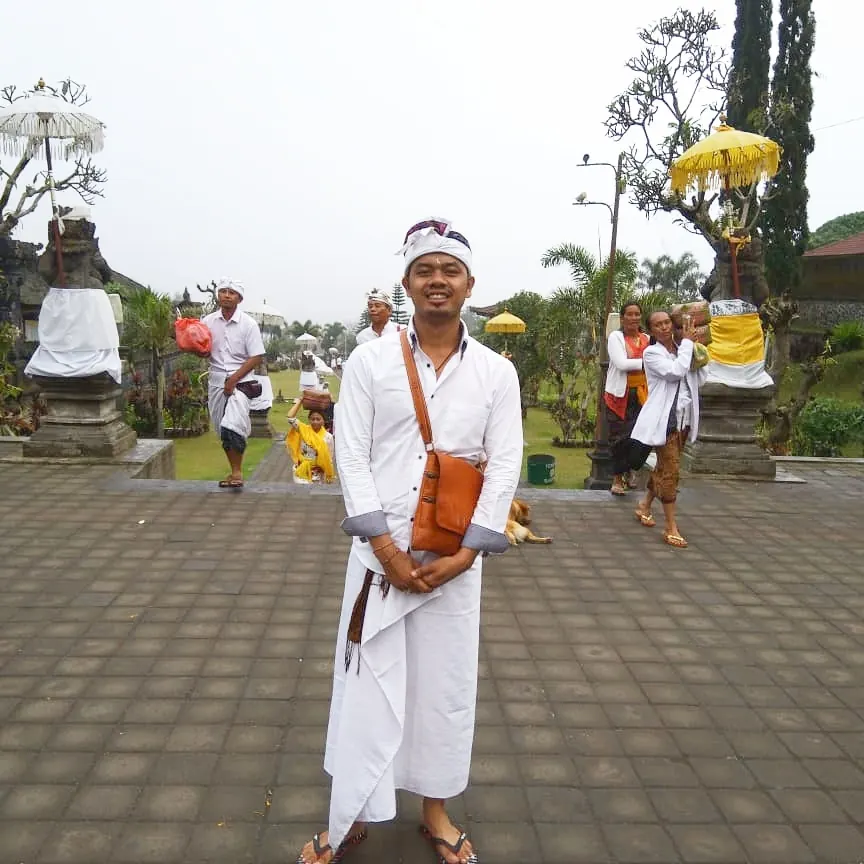 Tuti, private Bali driver, with happy passengers on a Bali day tour